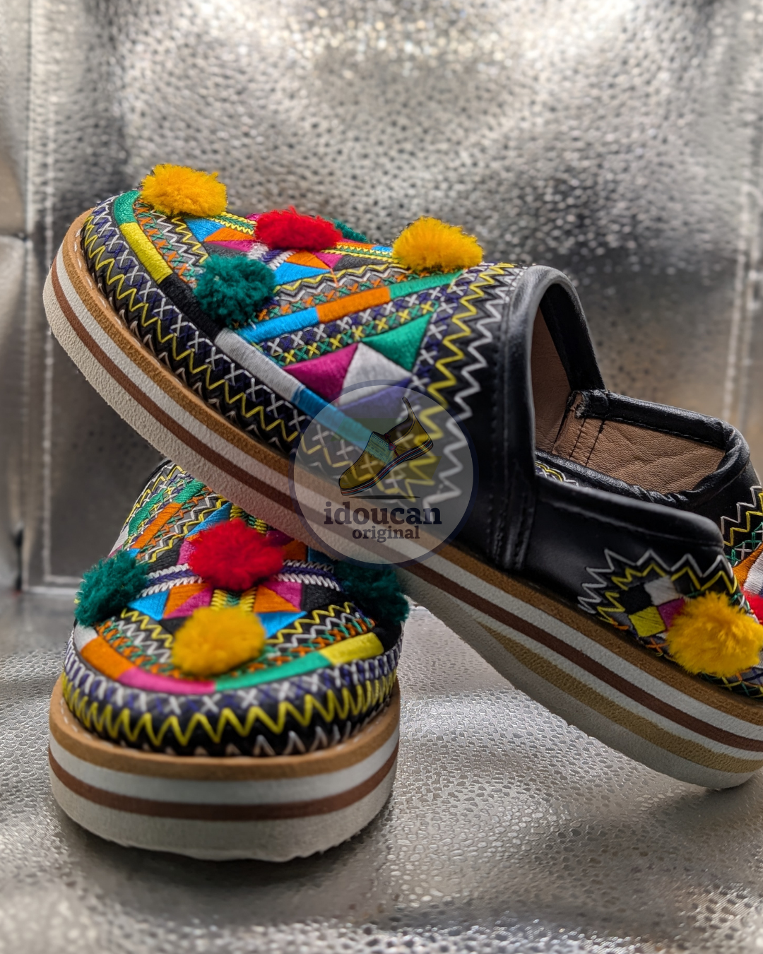 Babouches Berbères – Chaussons Marocains Faits Main avec Pompon pour Femme